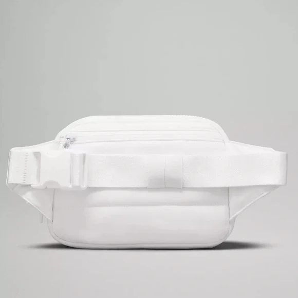 Lululemon Everywhere Belt Bag Large 2L Wunder Puff in White - Picture 2 of 10